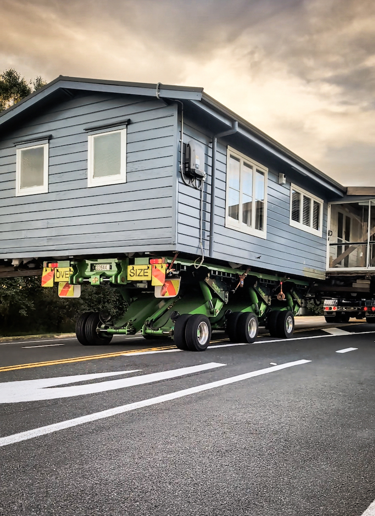 Truck carrying a house Spectacle | Roadside Surprise New Zealand