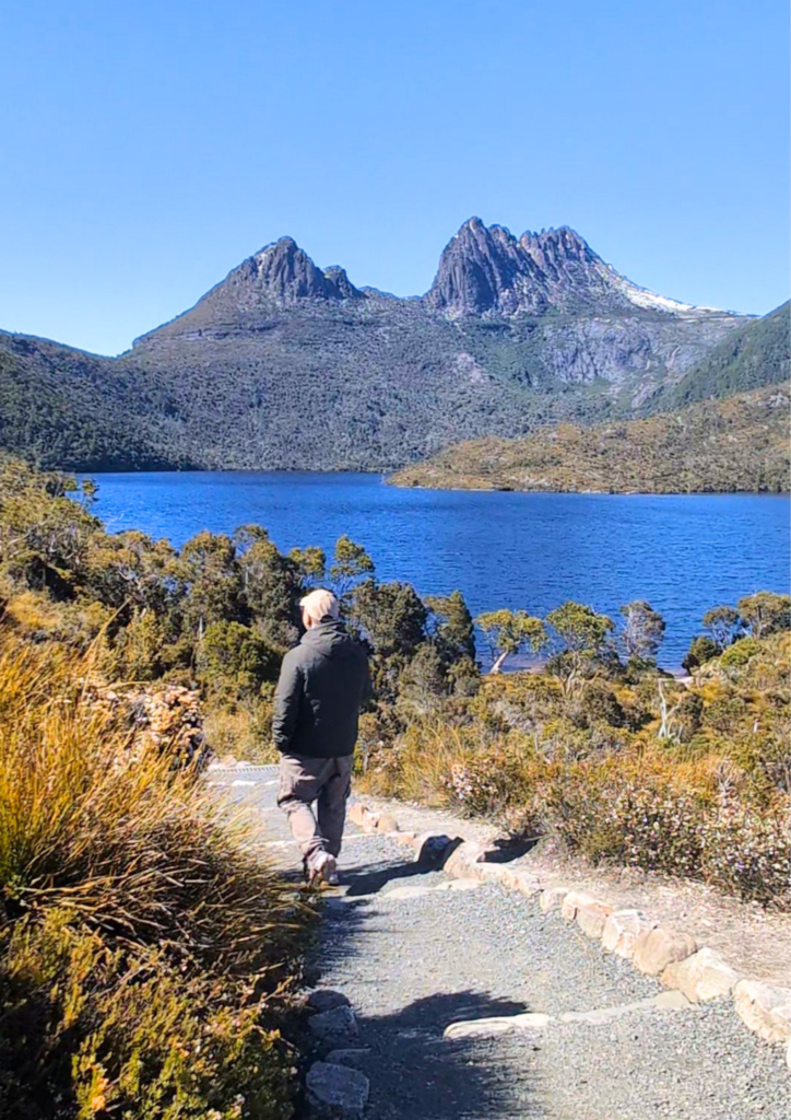 Dove Lake circuit hiking cradle mountain tasmania